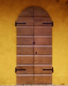 portoni in legno massello antichi