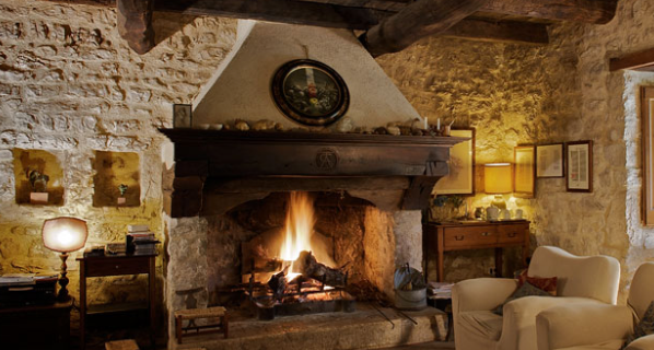 Caminetto rustico antico in pietra e legno